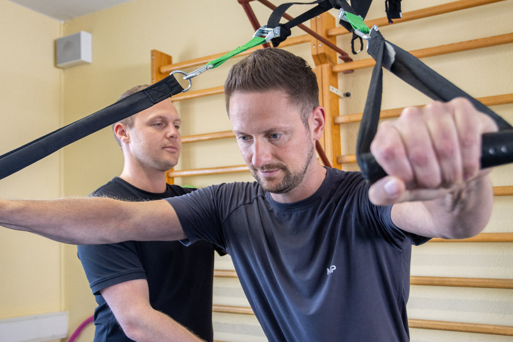 Patient trainiert die Arme